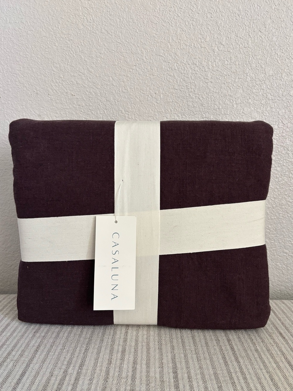NWT Full/Queen Heavyweight Linen Blend
Duvet Cover & Sham Set Dark Fig Casaluna